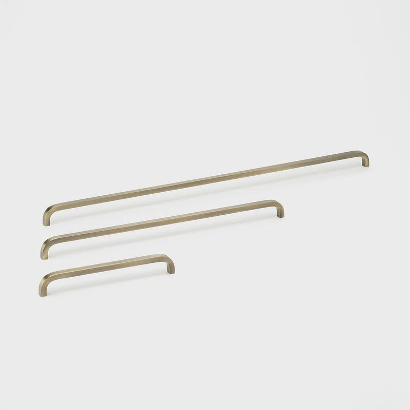 Lo & Co Curve Pull in Aged Brass