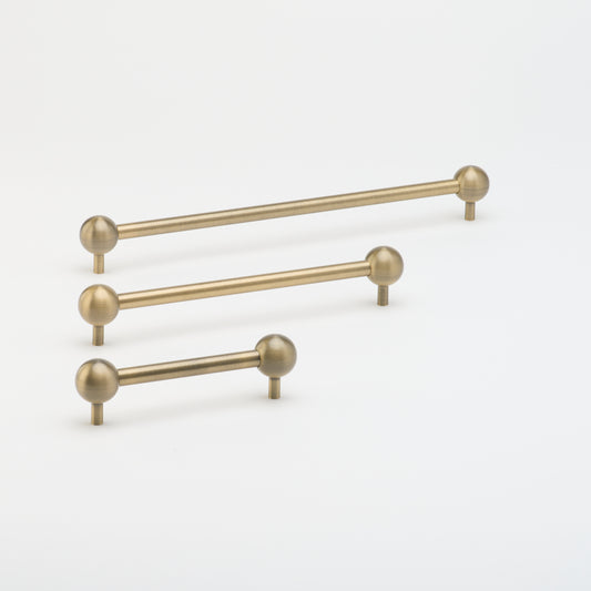 Lo & Co Sphere Pull in Aged Brass