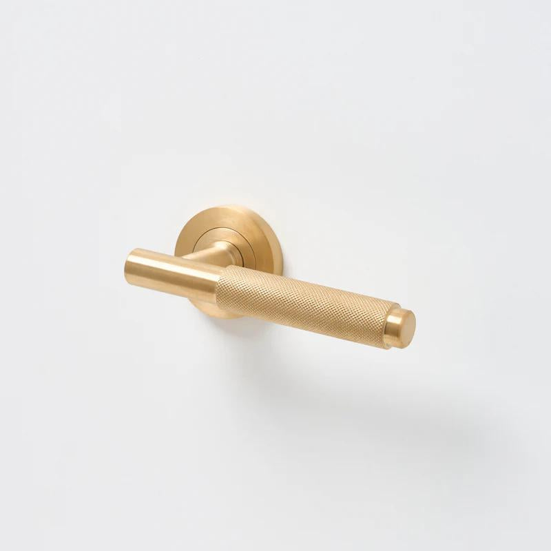 Lo & Co Kintore Lever Live Brass in Live Brass